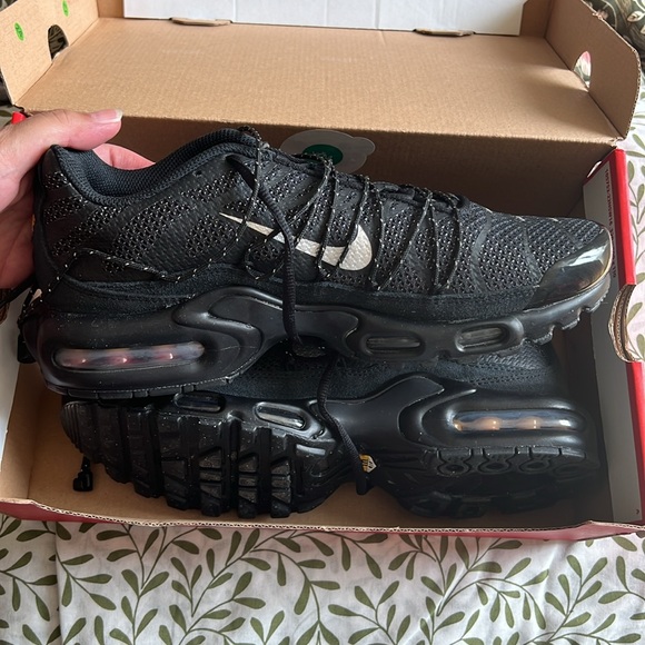 Nike new air sneakers black. - Picture 4 of 8